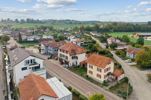 view of home featuring a residential view and street lighting