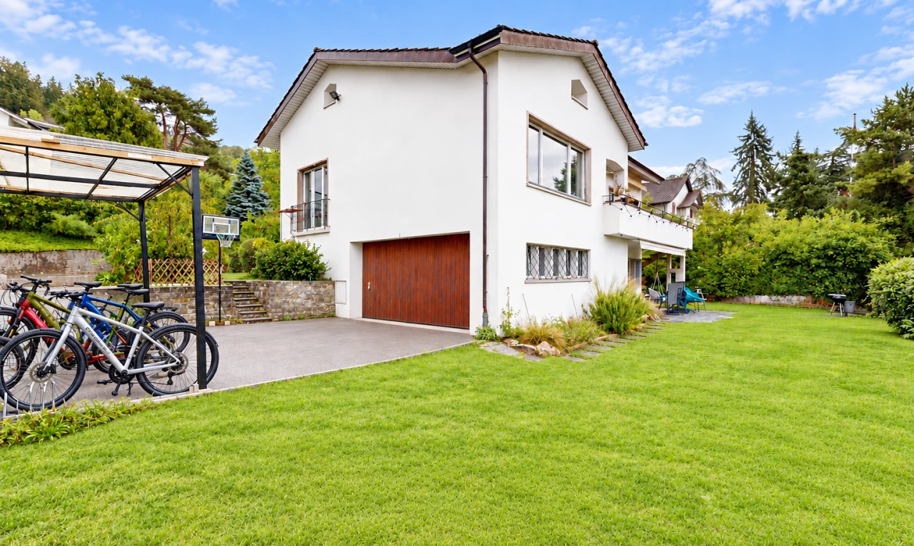 außenansicht mit eingebaute garage, rasen, auffahrt, stuckverkleidung, und property visible