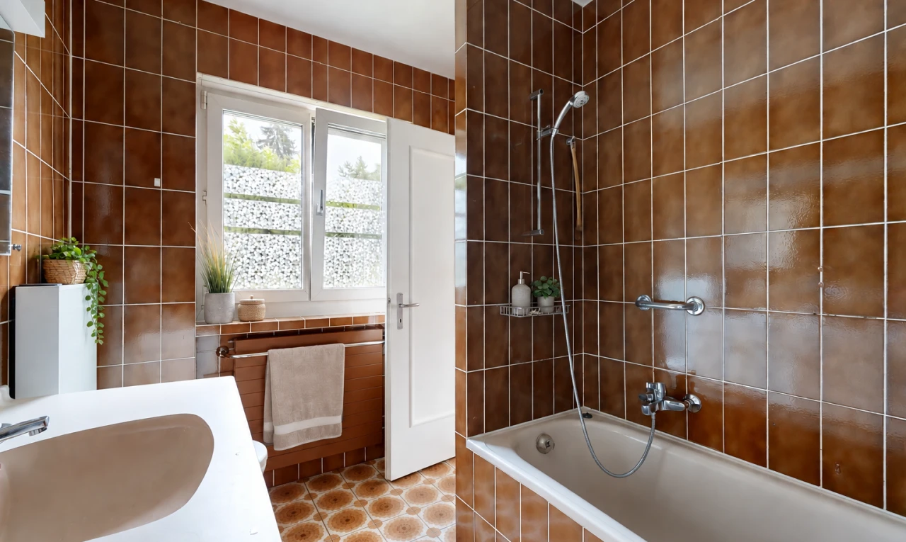 bad mit fliesenwand, tile wall, kombiniertes bad / dusche, komplettes badezimmer, und waschbecken