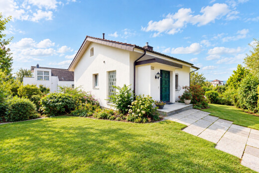 außenansicht mit rasen, property visible, stuckverkleidung, day time, und from property