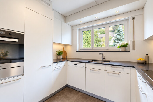 küche mit dark countertops, arbeitsplatten, ofen, waschbecken, und white cabinets