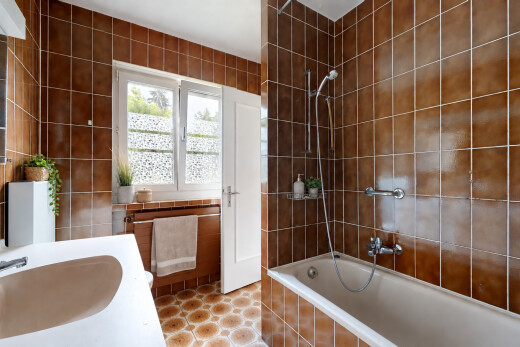 bad mit fliesenwand, tile wall, kombiniertes bad / dusche, komplettes badezimmer, und waschbecken