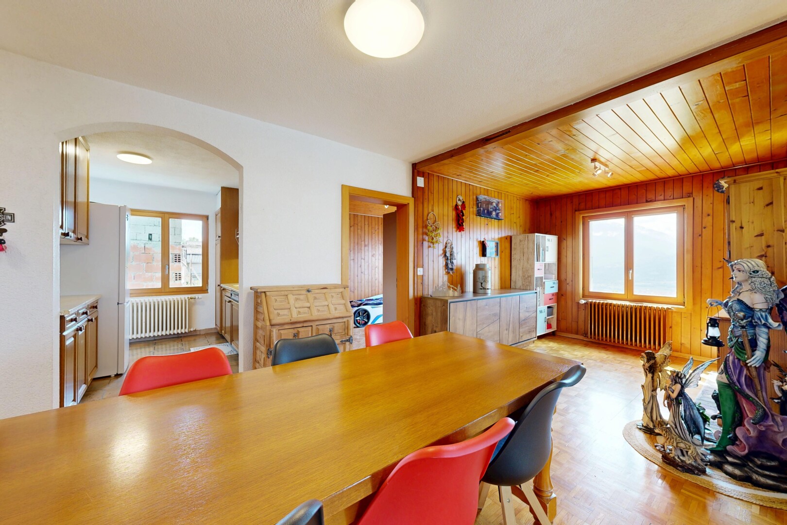 salle à manger avec passages en arc, inside property, radiateur, light floor, et natural light