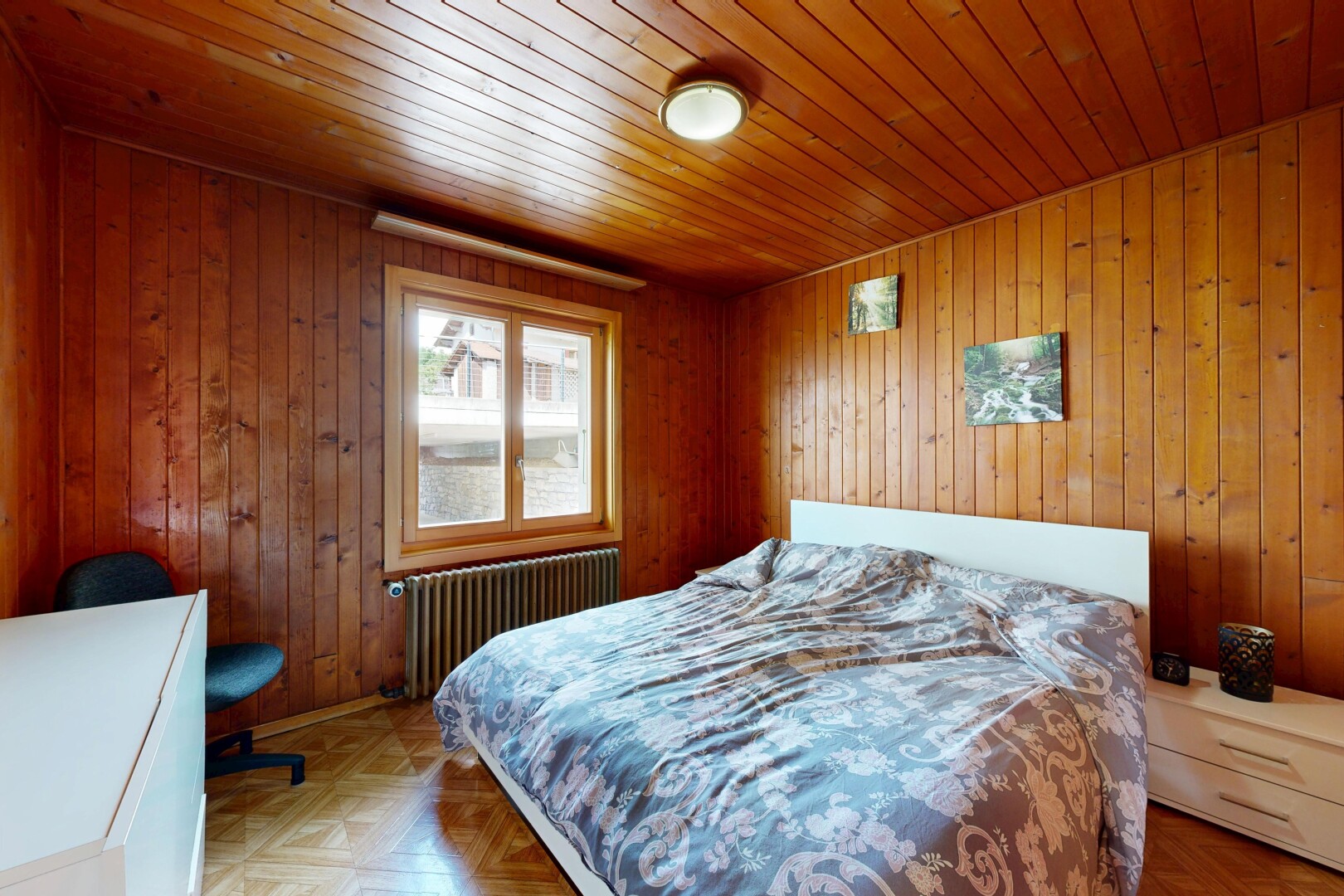 chambre avec parquet floor, radiateur, sol en finition bois, wood finish floor, et lumière naturelle