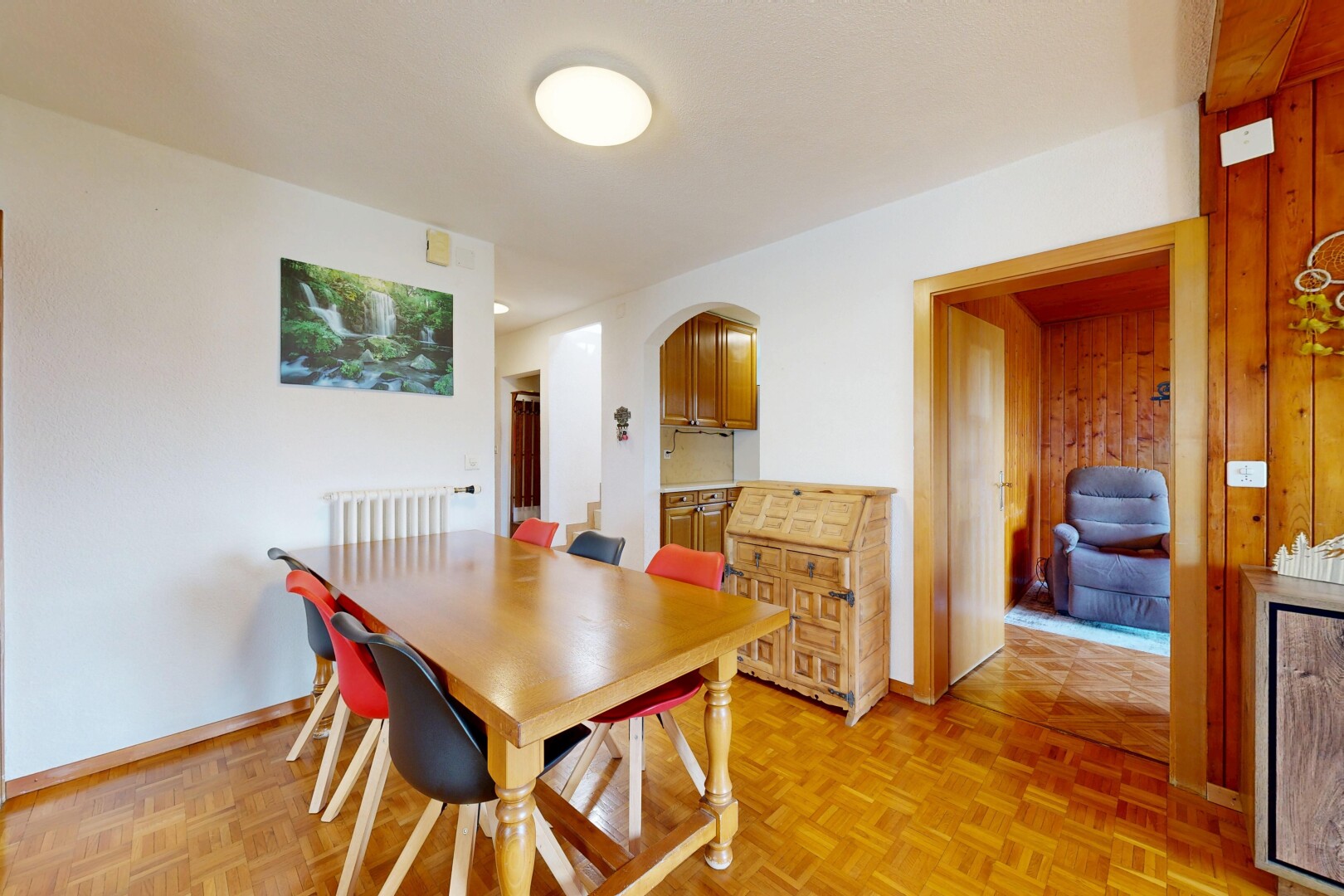 salle à manger avec passages en arc, drywall, cloison sèche, parquet floor, et wood finish floor