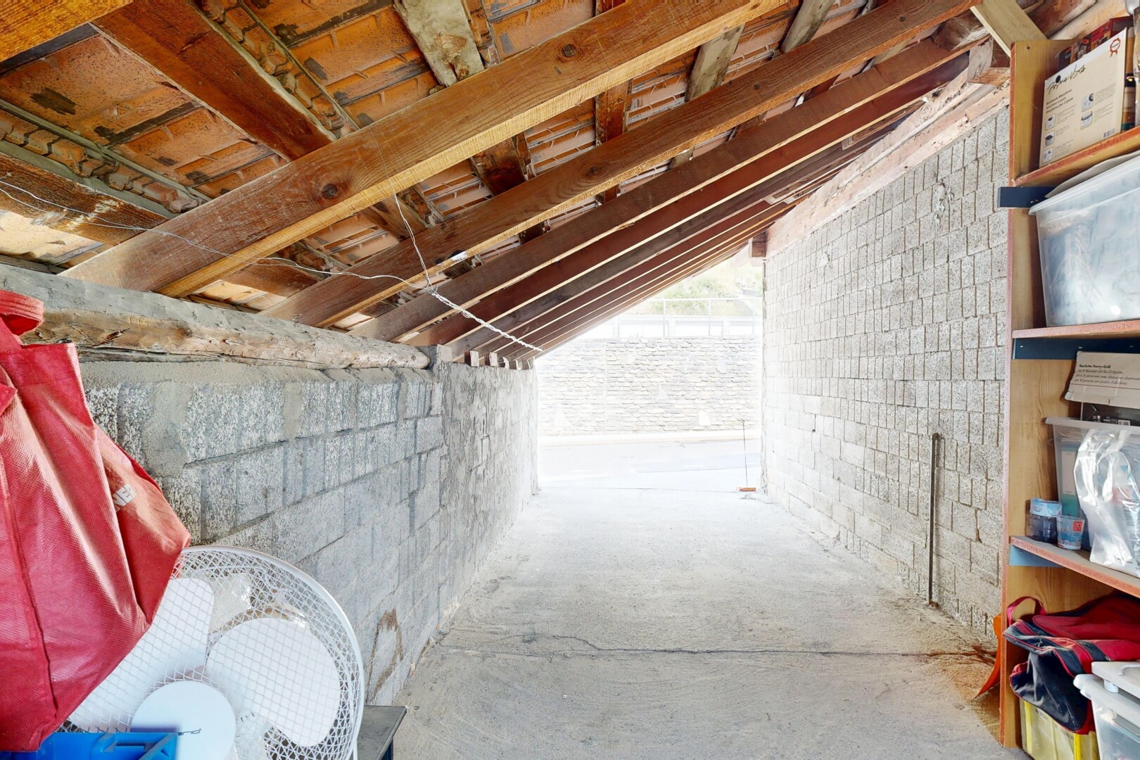pièce vide avec concrete floor, sol en béton, inside property, et unfinished concrete floor