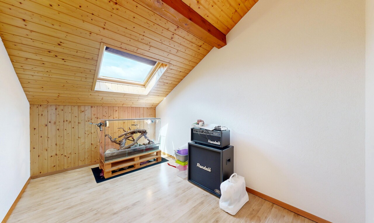 bureau avec pièce supplémentaire, wood wall, mur en bois, wood finish floor, et sol en finition bois