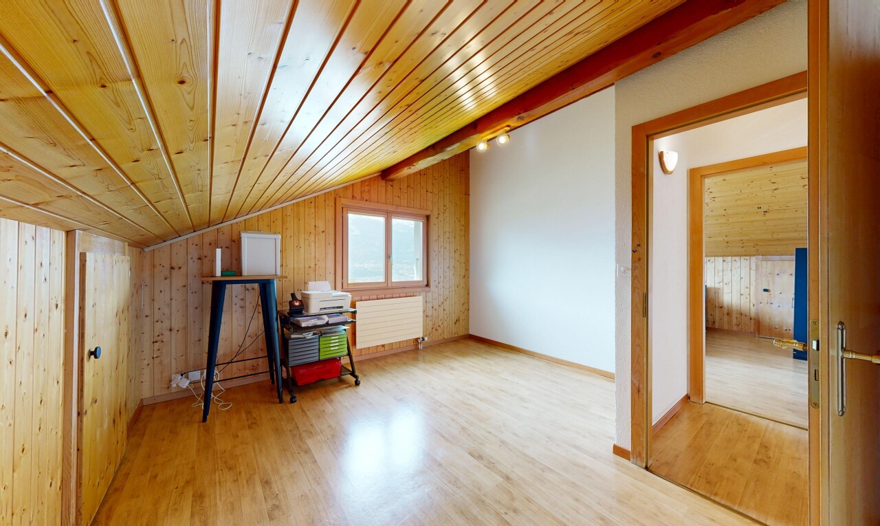 pièce vide avec wood wall, mur en bois, wood finish floor, sol en finition bois, et radiateur