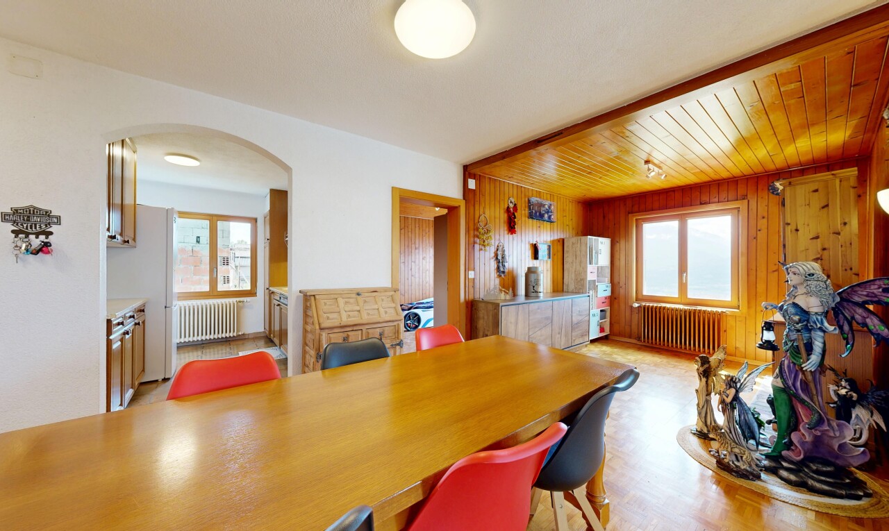 salle à manger avec passages en arc, inside property, radiateur, light floor, et natural light