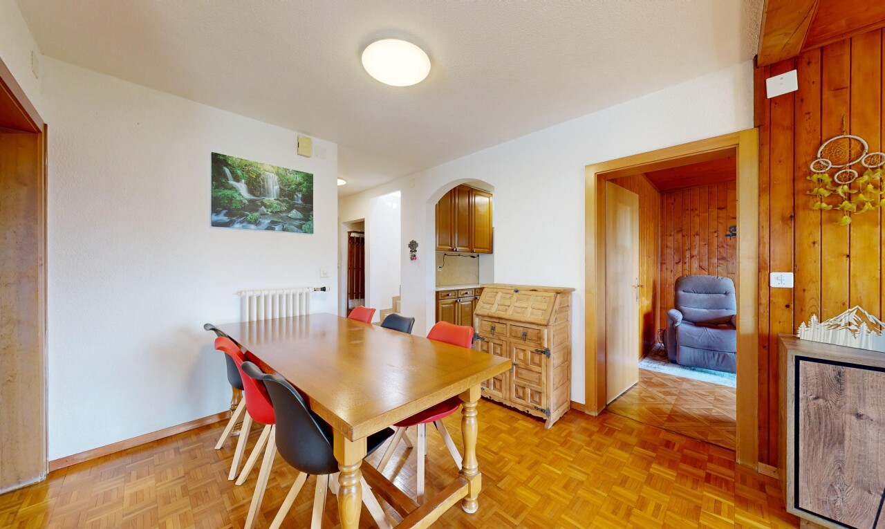salle à manger avec passages en arc, drywall, cloison sèche, parquet floor, et wood finish floor