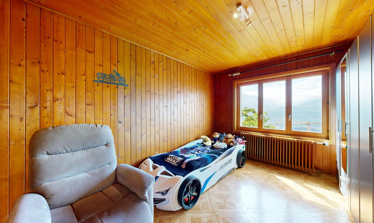 chambre avec radiateur, natural light, lumière naturelle, wood wall, et mur en bois
