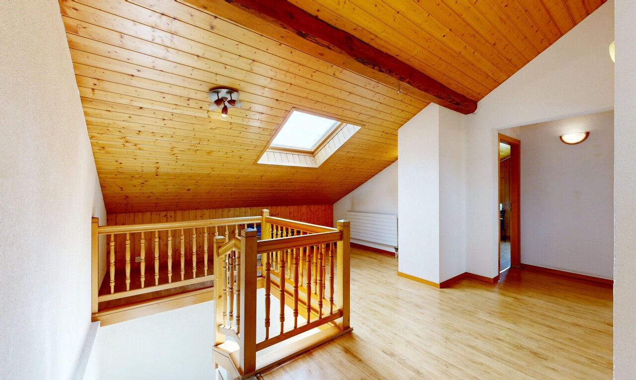 escaliers avec cloison sèche, drywall, plafond en bois, wood ceiling, et inside property