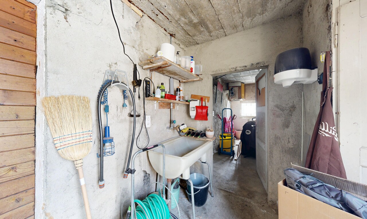 cuisine avec concrete floor, sol en béton, inside property, évier, et concrete wall