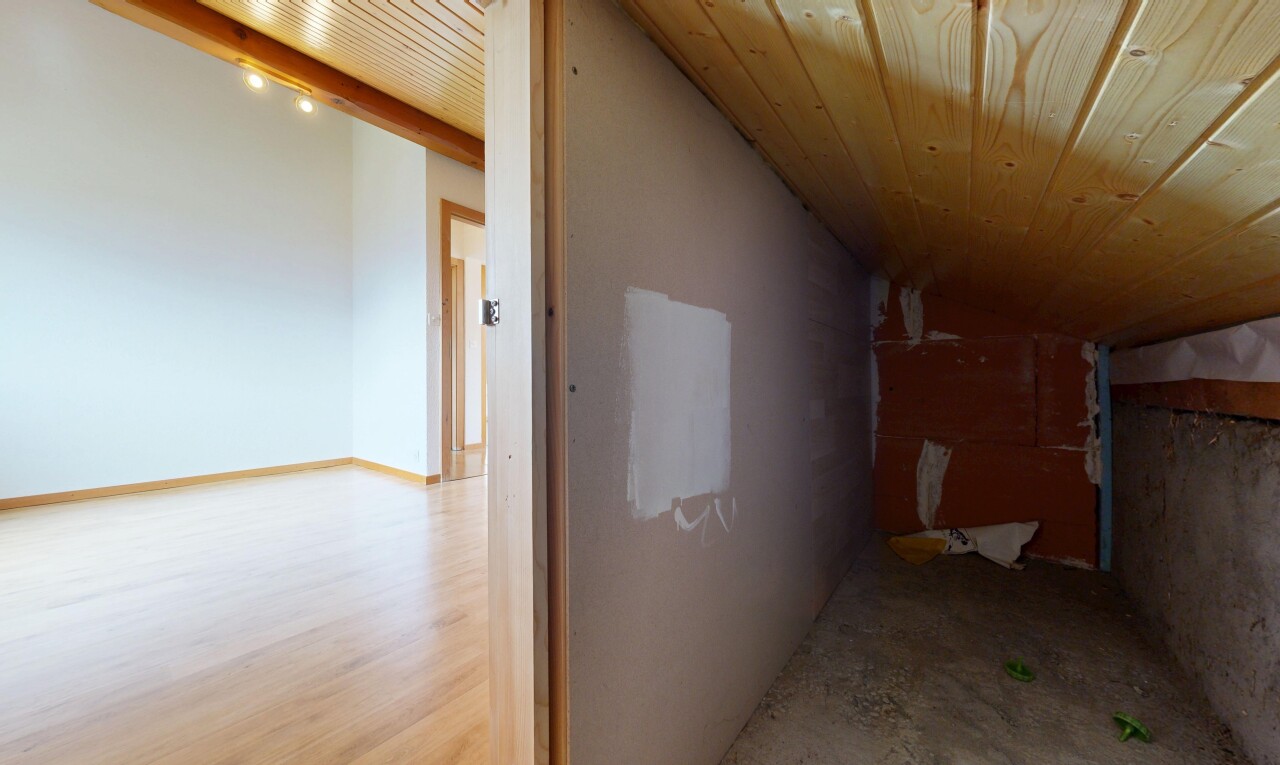 couloir avec plafond voûté, vaulted ceiling, plafond en bois, wood ceiling, et cloison sèche