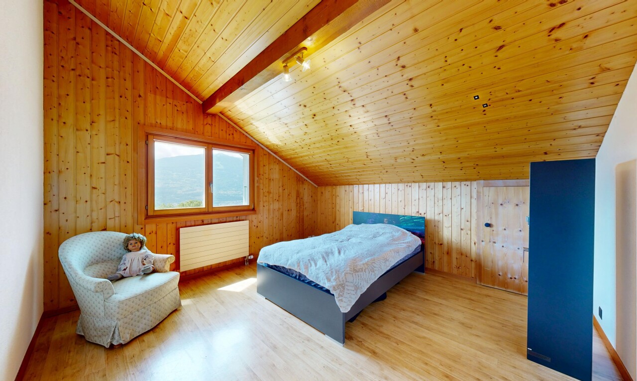 chambre avec pièce supplémentaire, wood wall, mur en bois, wood ceiling, et plafond en bois