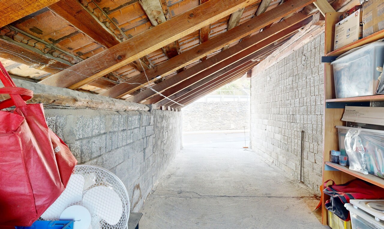 pièce vide avec concrete floor, sol en béton, inside property, et unfinished concrete floor