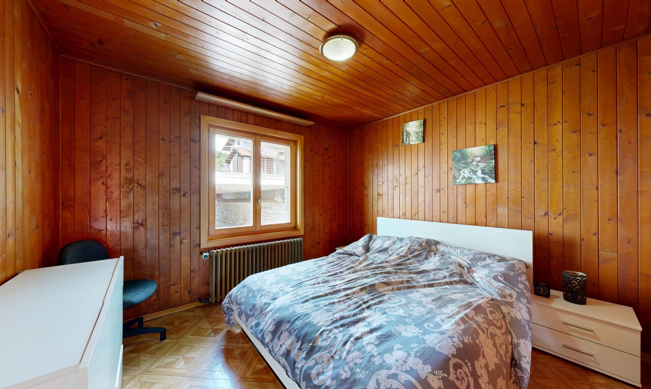 chambre avec parquet floor, radiateur, sol en finition bois, wood finish floor, et lumière naturelle