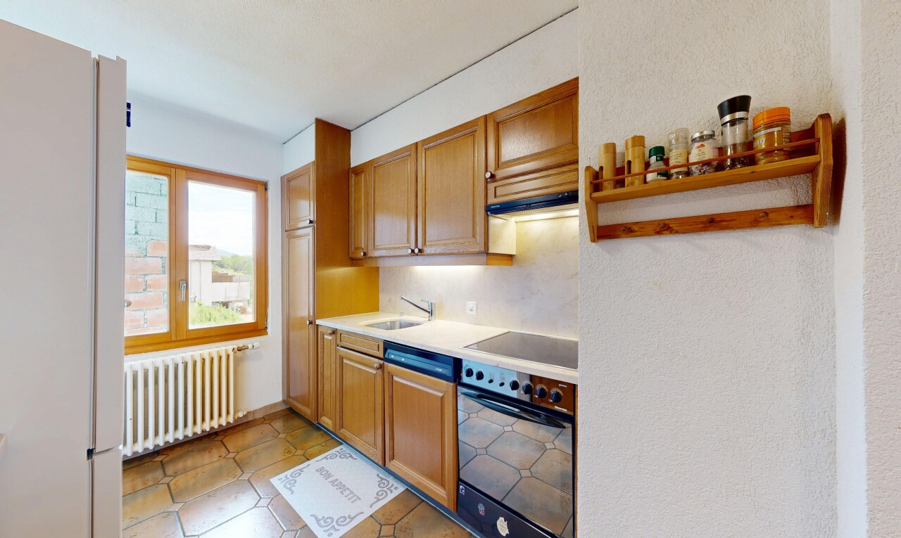 cuisine avec four, réfrigérateur, radiateur, plans de travail, et light countertops