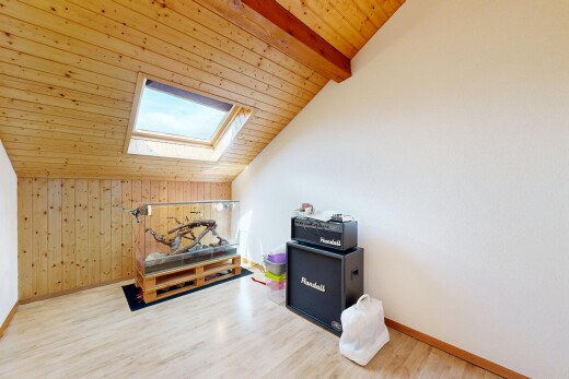 bureau avec pièce supplémentaire, wood wall, mur en bois, wood finish floor, et sol en finition bois