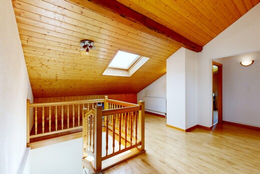 escaliers avec cloison sèche, drywall, plafond en bois, wood ceiling, et inside property
