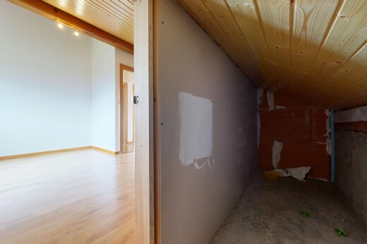 couloir avec plafond voûté, vaulted ceiling, plafond en bois, wood ceiling, et cloison sèche