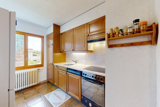cuisine avec four, réfrigérateur, radiateur, plans de travail, et light countertops