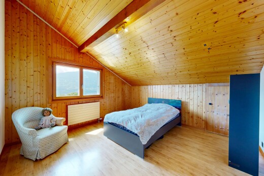 chambre avec pièce supplémentaire, wood wall, mur en bois, wood ceiling, et plafond en bois