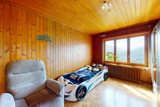 chambre avec radiateur, natural light, lumière naturelle, wood wall, et mur en bois