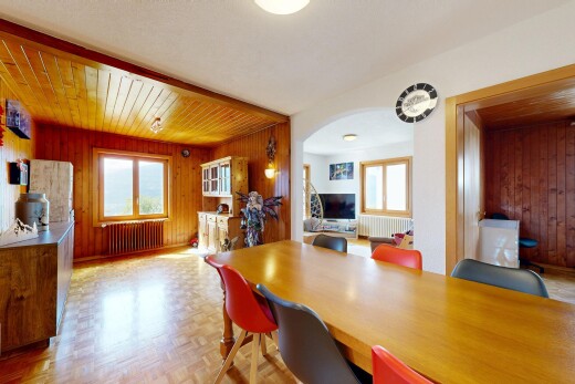 salle à manger avec sol en finition bois, wood finish floor, lumière naturelle, natural light, et parquet floor