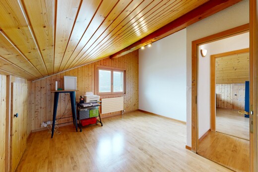 pièce vide avec wood wall, mur en bois, wood finish floor, sol en finition bois, et radiateur