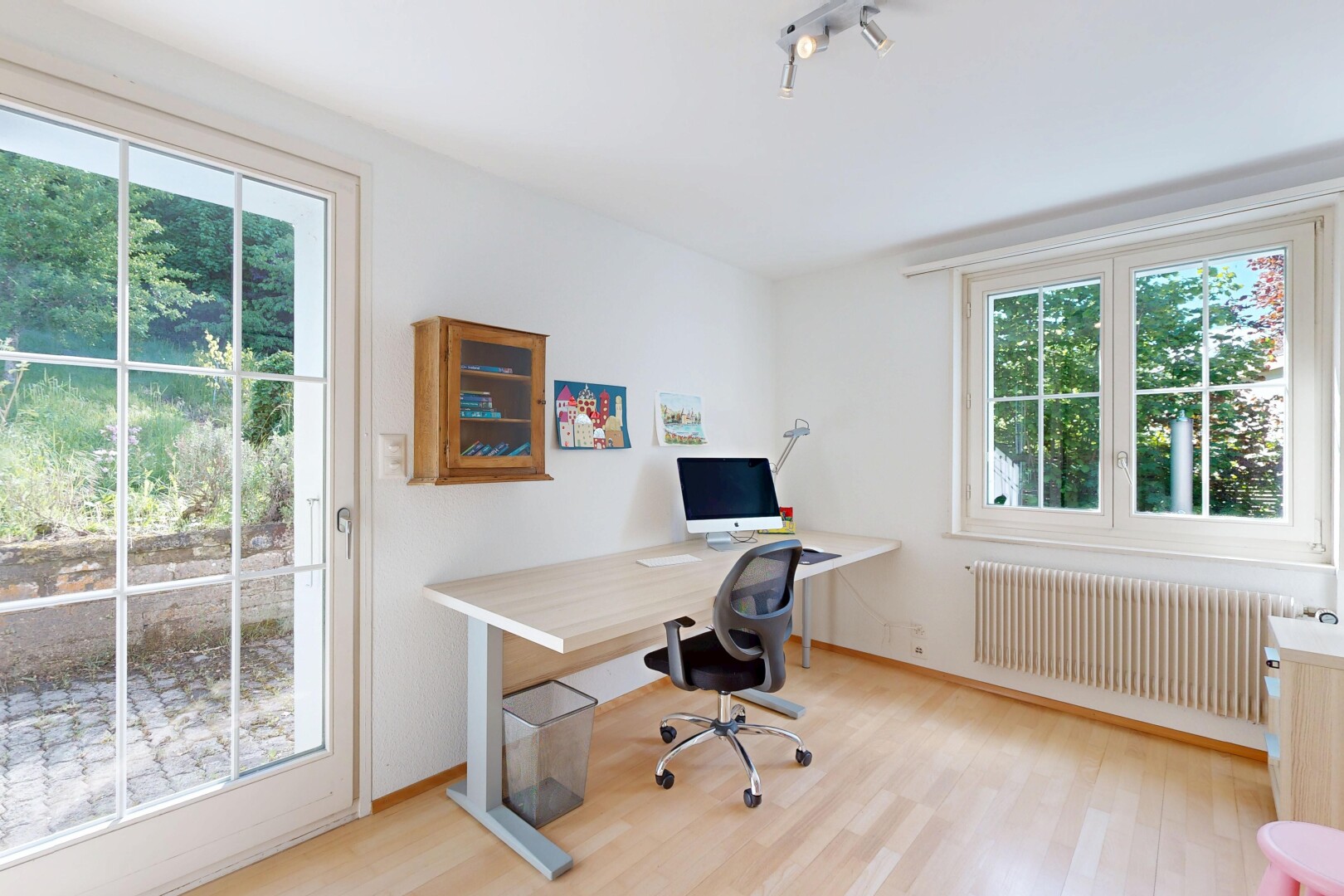 bureau avec inside property, sol en finition bois, wood finish floor, radiateur, et cloison sèche
