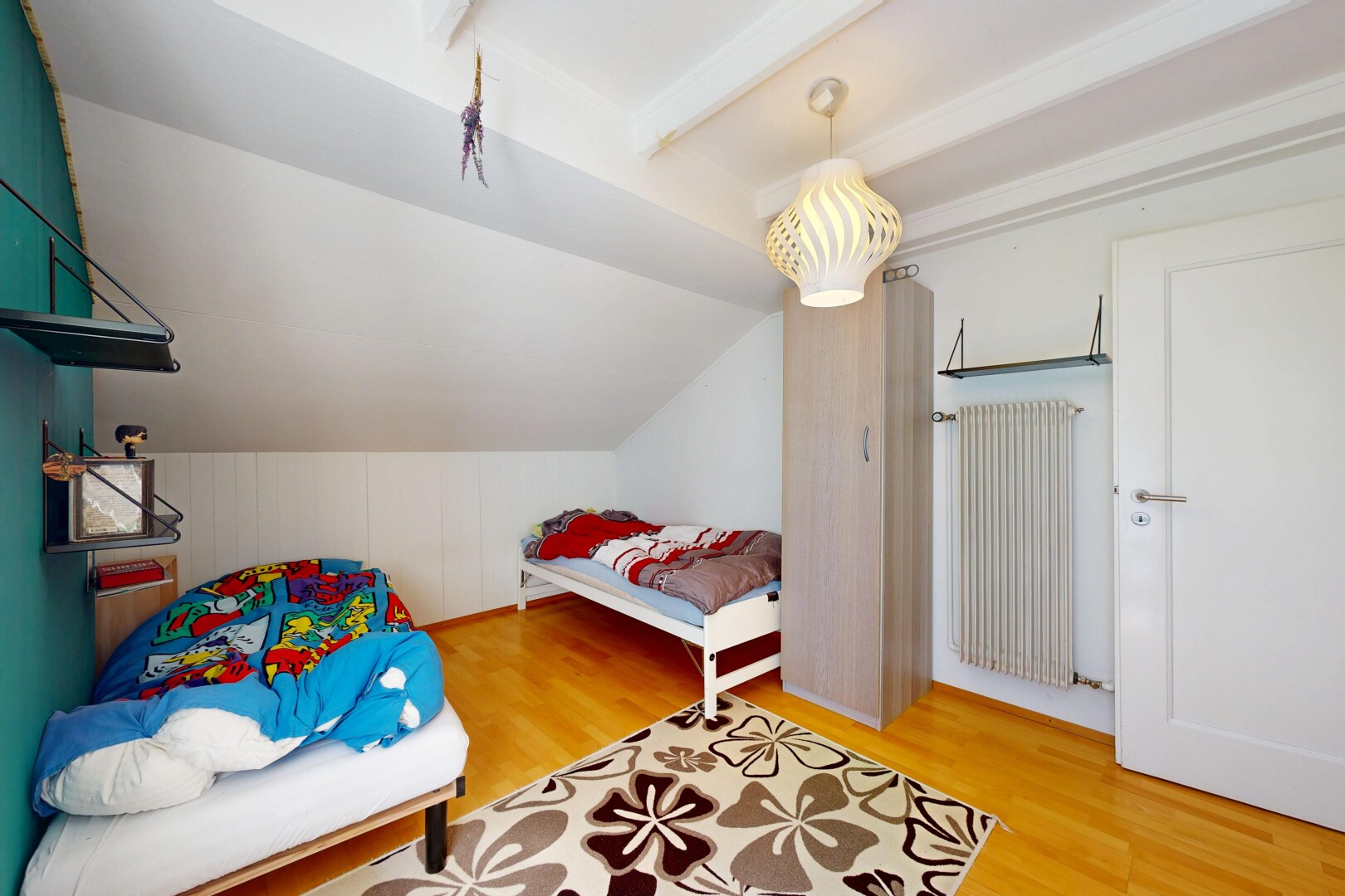 chambre avec sol en finition bois, wood finish floor, plafond bas, low ceiling, et pièce supplémentaire