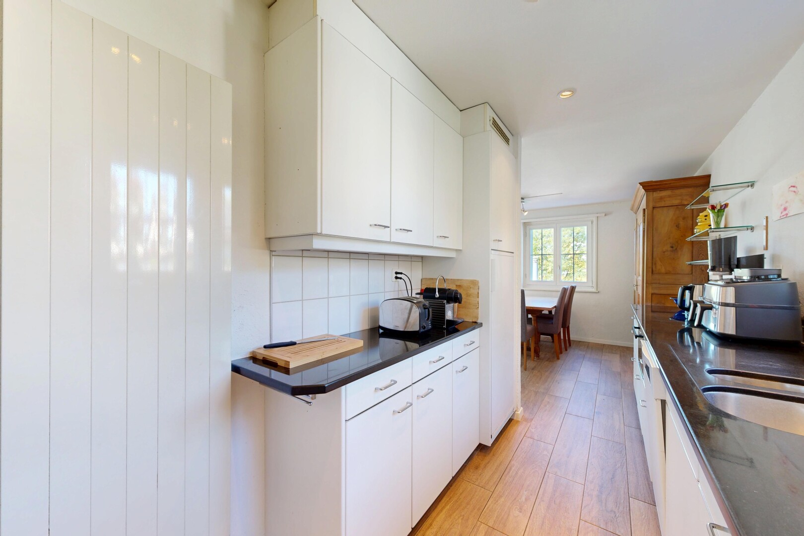 cuisine avec plans de travail, dark countertops, dosseret, backsplash, et light floor