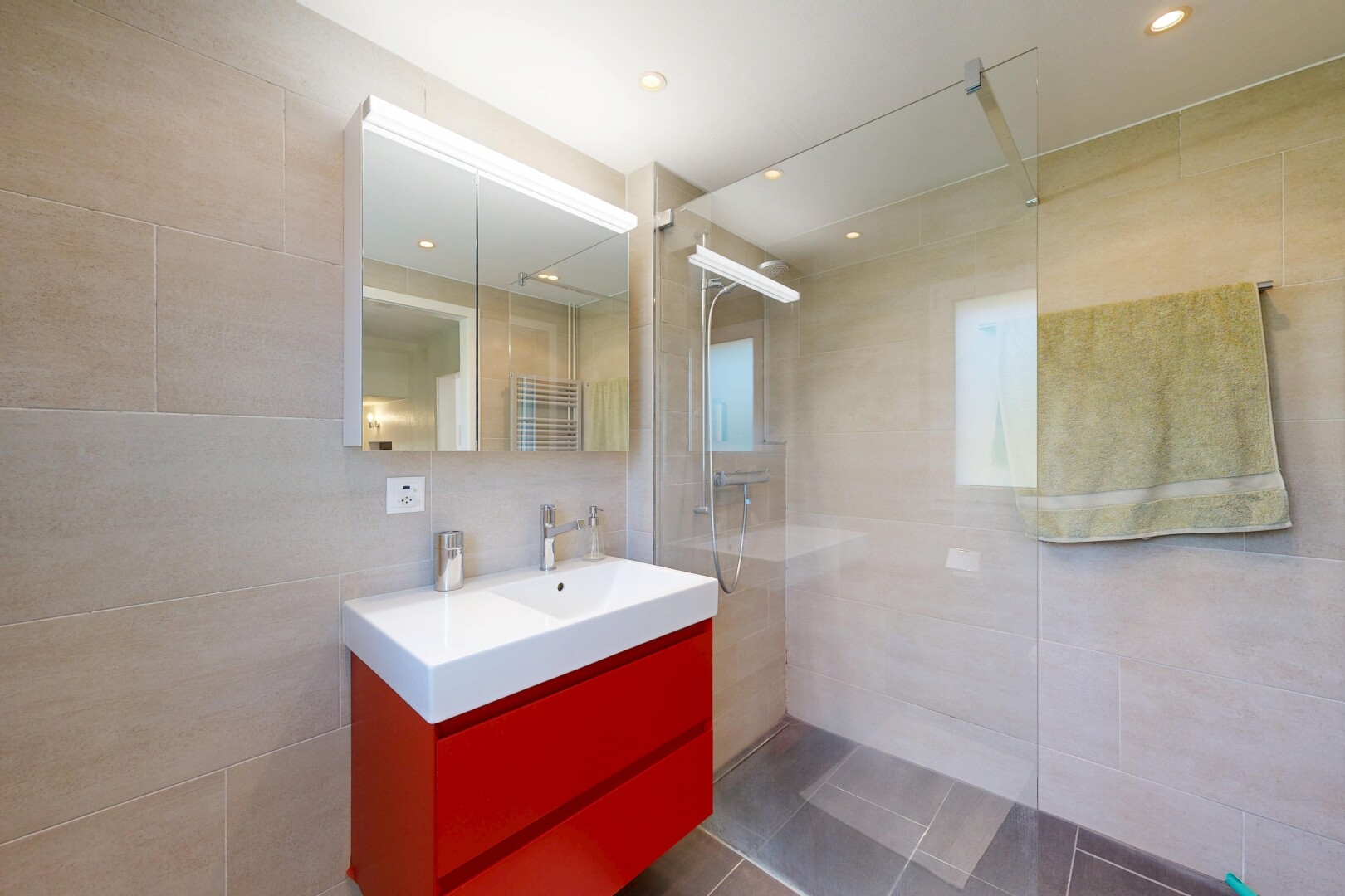 salle de bains avec douche, tile wall, mur en carrelage, miroir, et salle de bain complète