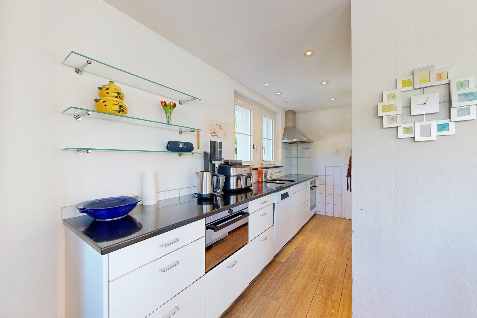 cuisine avec dark countertops, plans de travail, white cabinets, armoires blanches, et inside property