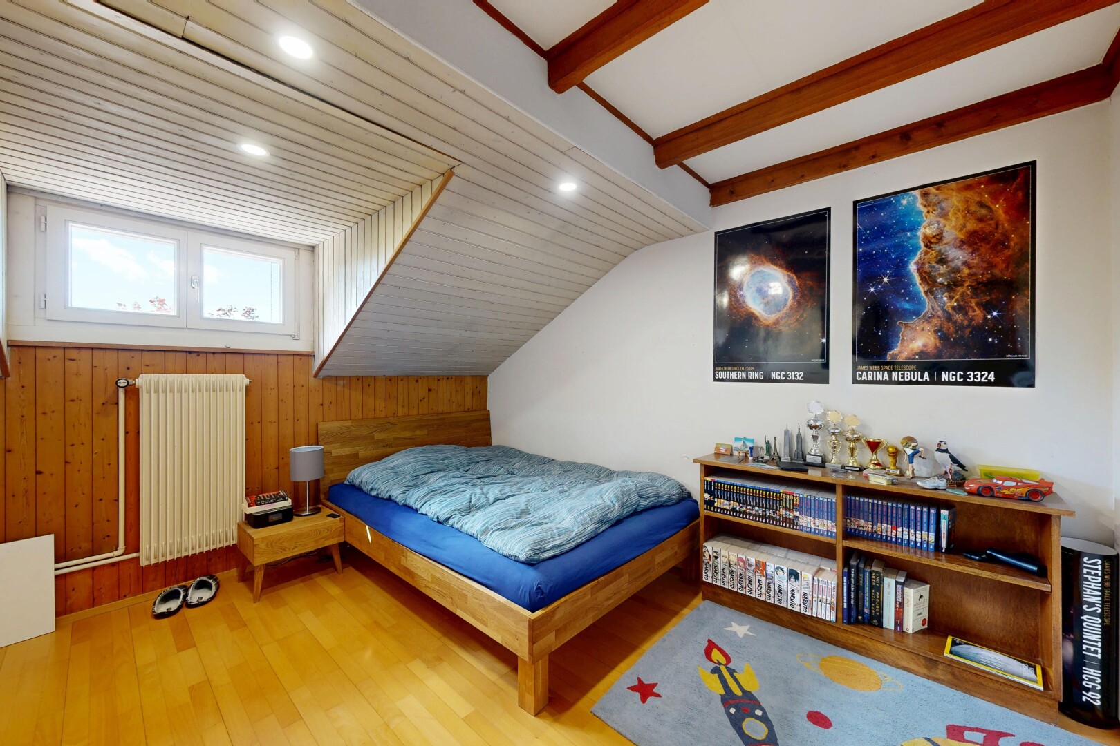 chambre avec radiateur, sol en finition bois, wood finish floor, éclairage encastré, et recessed lighting