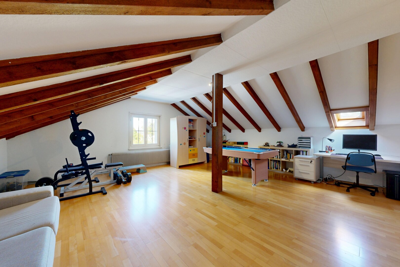 salon avec inside property, plafond voûté, vaulted ceiling, espace bureau, et sol en finition bois