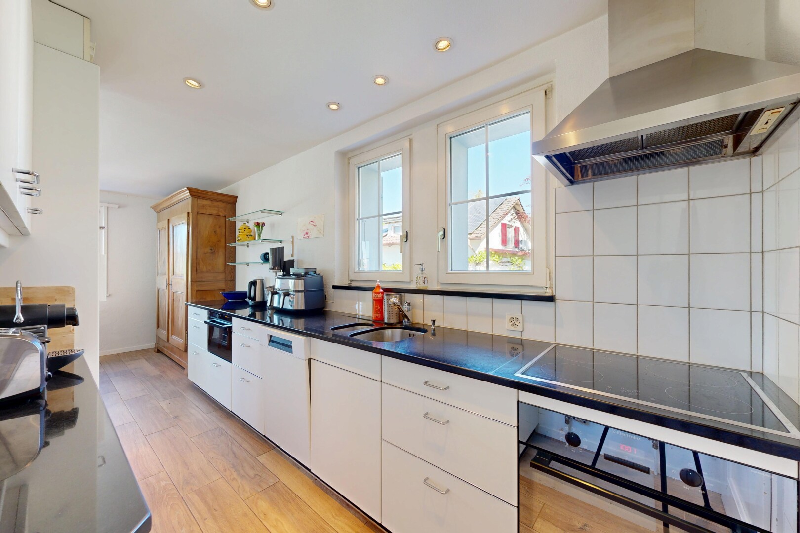 cuisine avec hotte, armoires blanches, white cabinets, four, et light floor