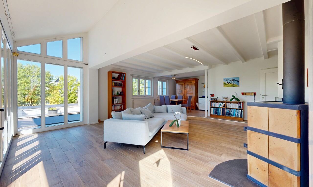 salon avec day time, wood finish floor, sol en finition bois, inside property, et drywall