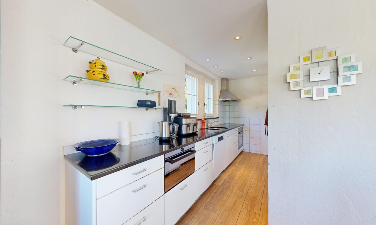 cuisine avec dark countertops, plans de travail, white cabinets, armoires blanches, et inside property