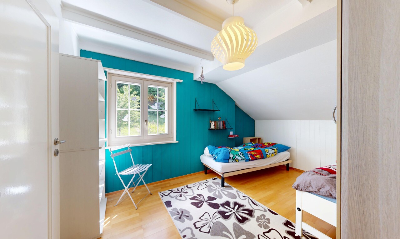 chambre avec pièce supplémentaire, sol en finition bois, wood finish floor, inside property, et plafond voûté