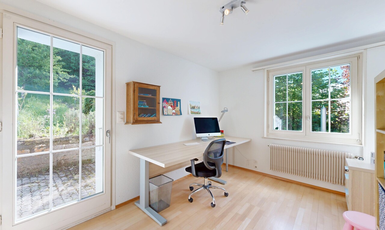 bureau avec inside property, sol en finition bois, wood finish floor, radiateur, et cloison sèche