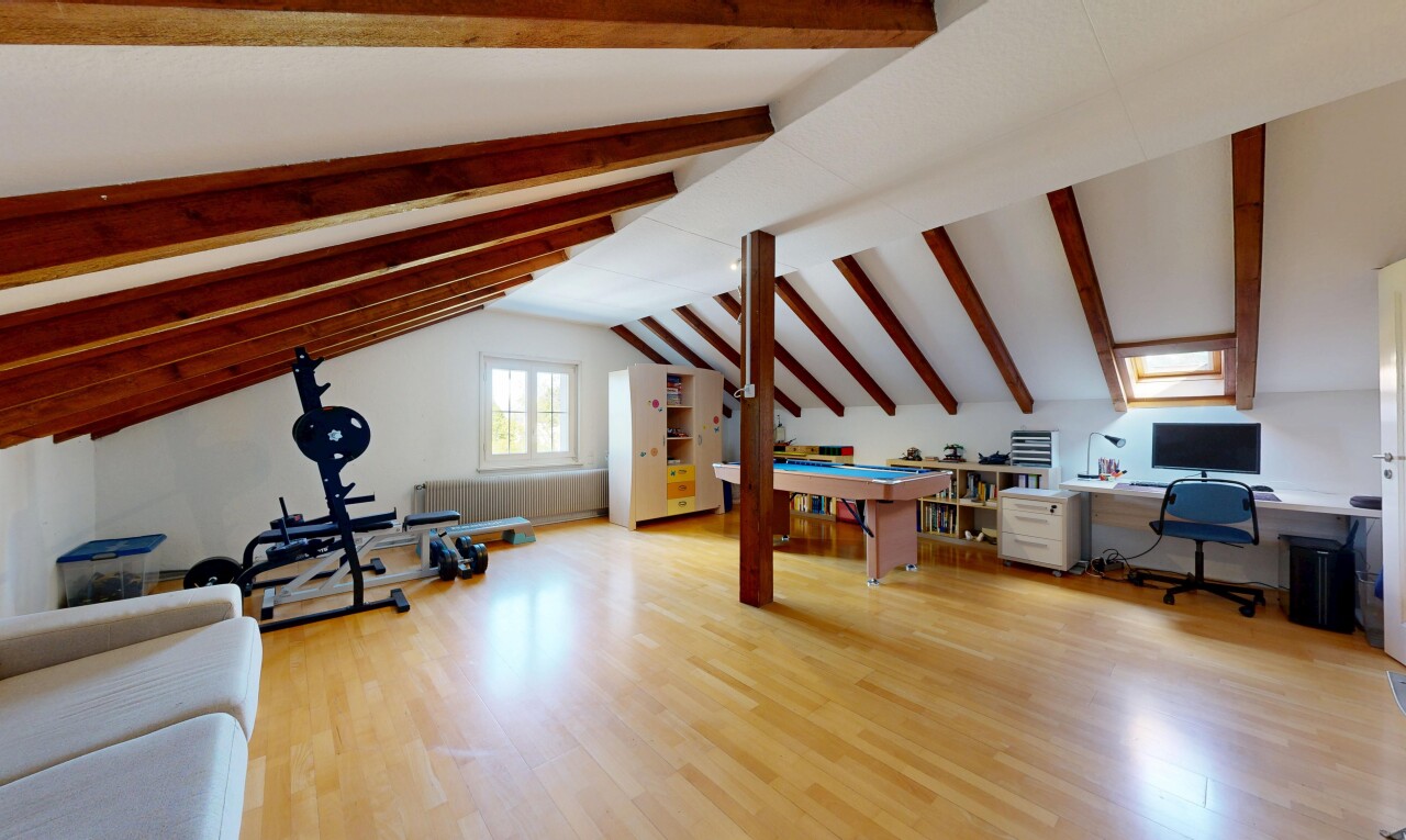 salon avec inside property, plafond voûté, vaulted ceiling, espace bureau, et sol en finition bois