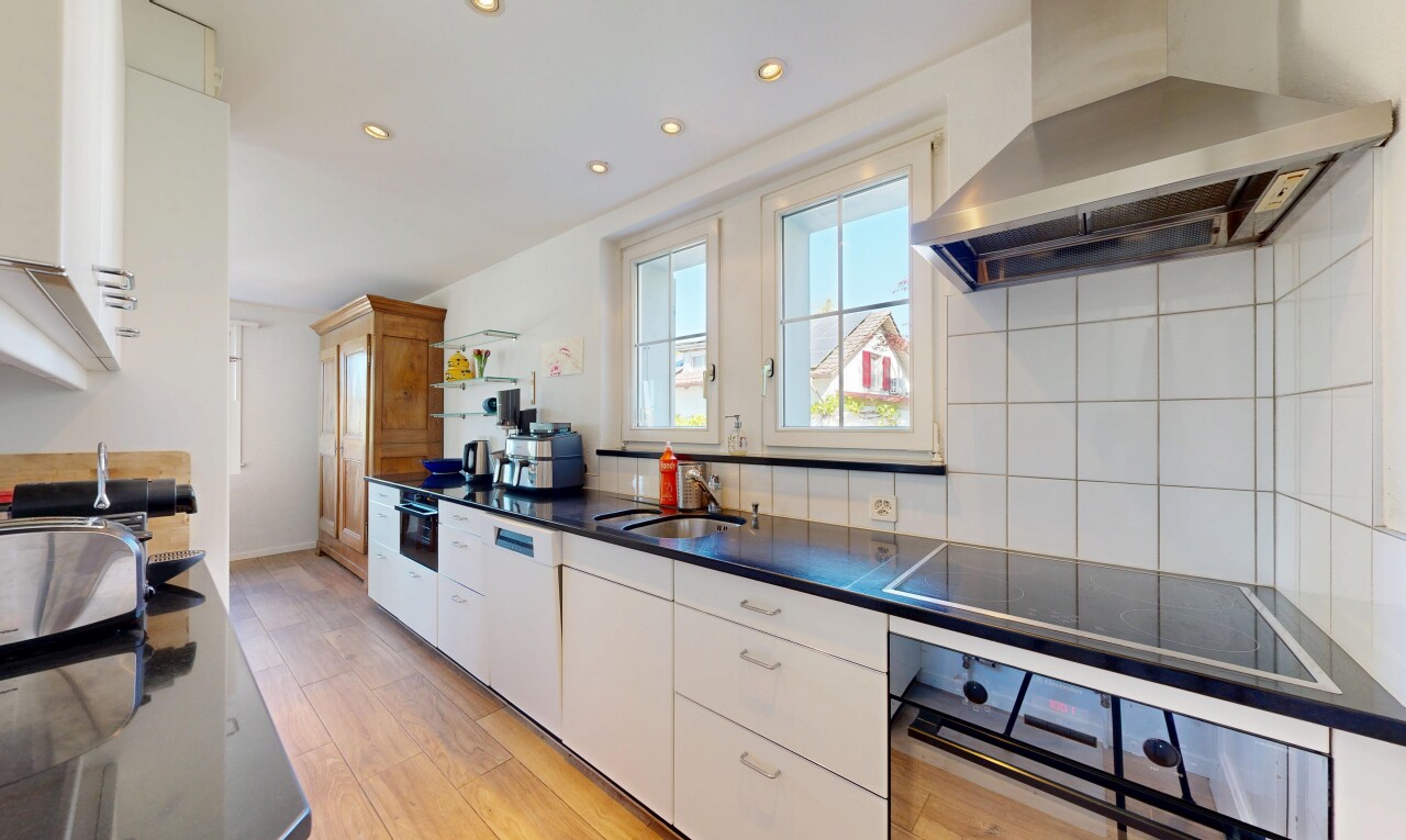 cuisine avec hotte, armoires blanches, white cabinets, four, et light floor