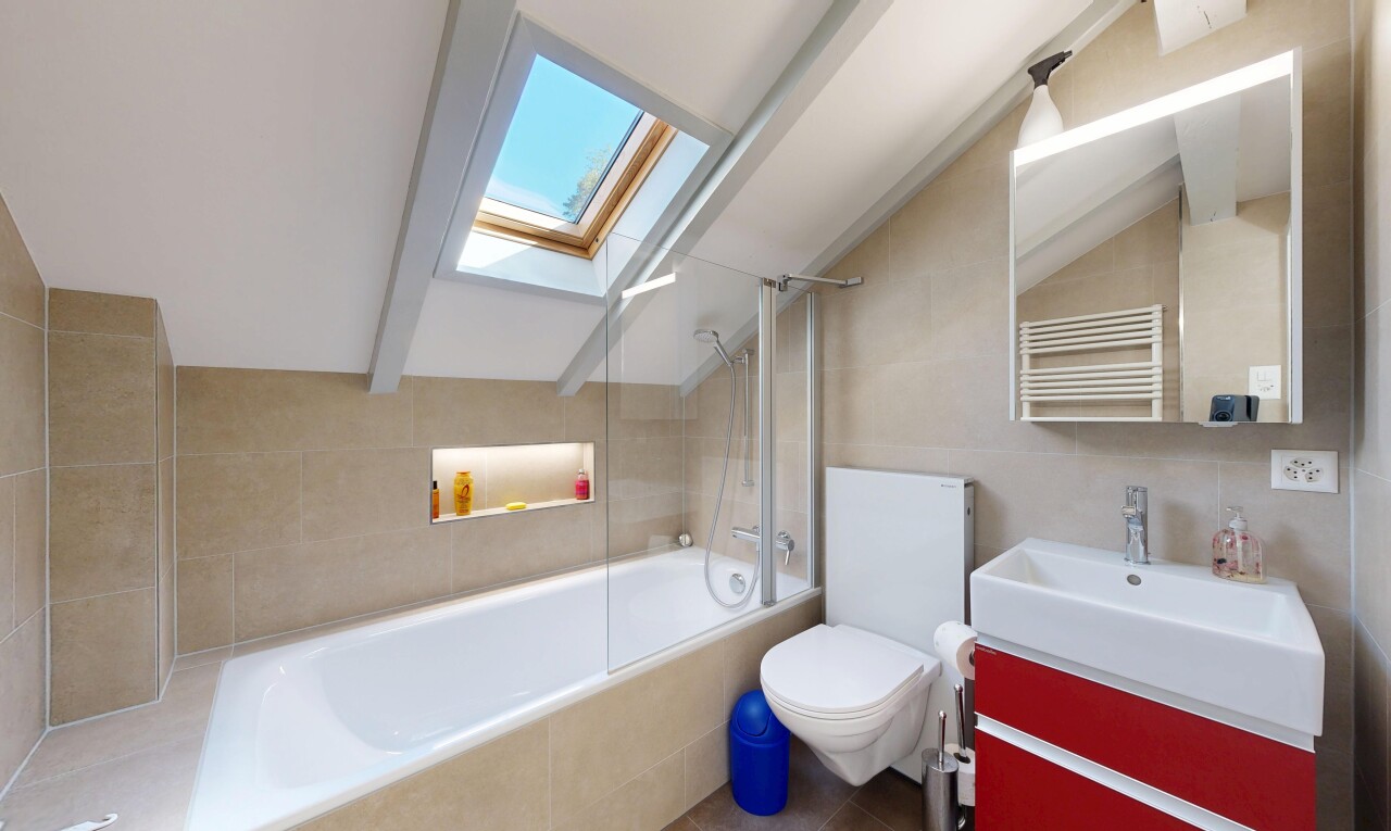 salle de bains avec chauffe-serviettes, beamed ceiling, plafond à poutres, puits de lumière, et lavabo (ou coiffeuse selon le contexte)