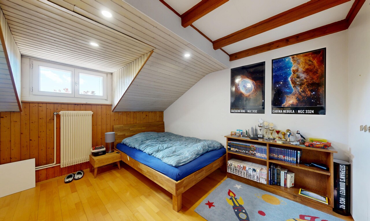 chambre avec radiateur, sol en finition bois, wood finish floor, éclairage encastré, et recessed lighting