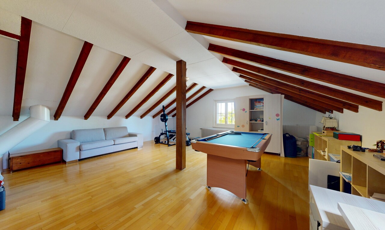 salon avec inside property, vaulted ceiling, plafond voûté, beamed ceiling, et plafond à poutres