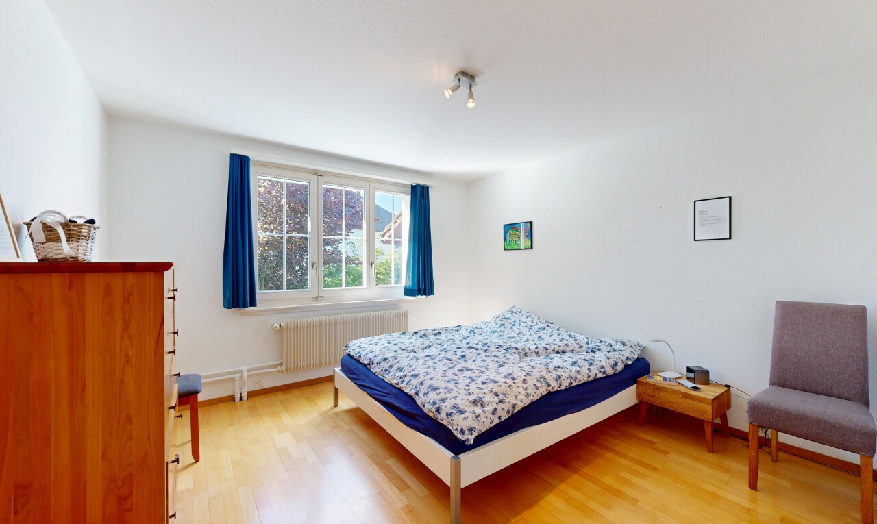 chambre avec inside property, radiateur, sol en finition bois, wood finish floor, et lumière naturelle