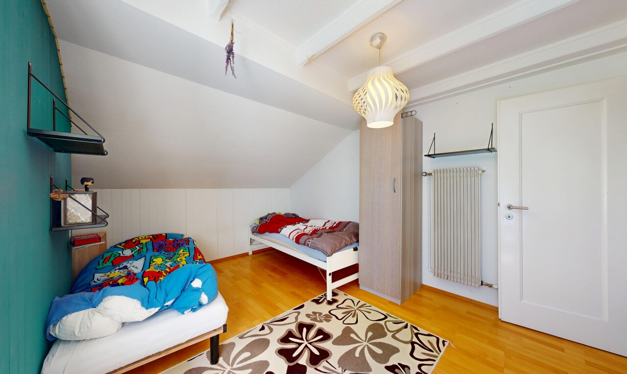 chambre avec sol en finition bois, wood finish floor, plafond bas, low ceiling, et pièce supplémentaire