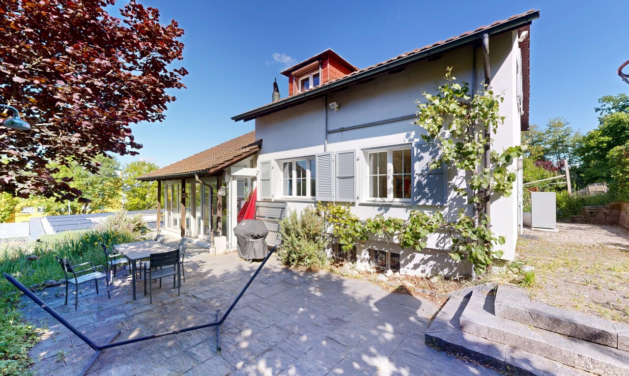 façade avec property visible, coin repas extérieur, terrasse, bardage en stuc, et toit mansardé